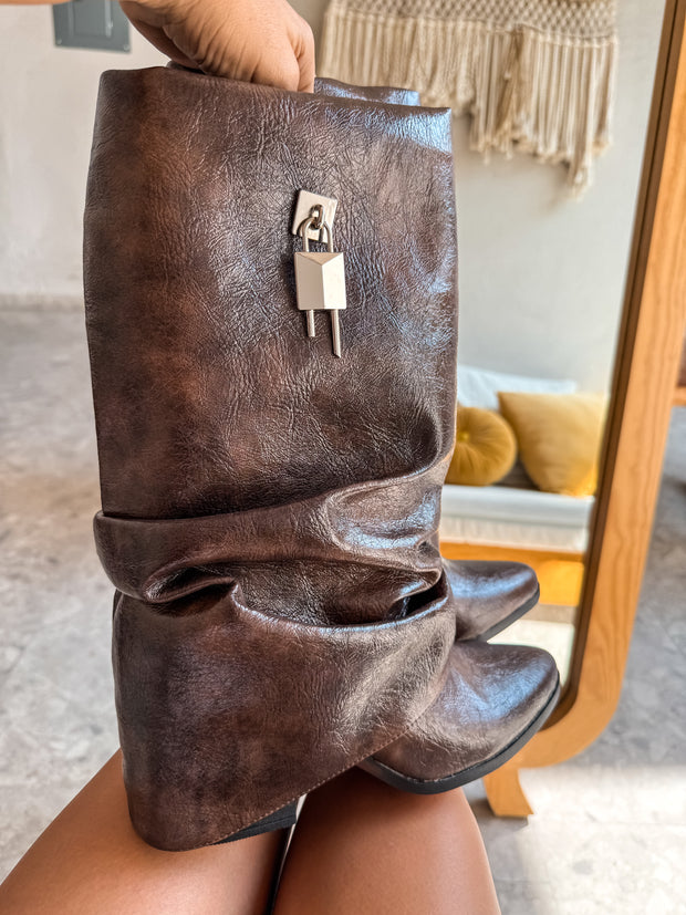 Slouchy Padlock Boots Chocolate Cortas