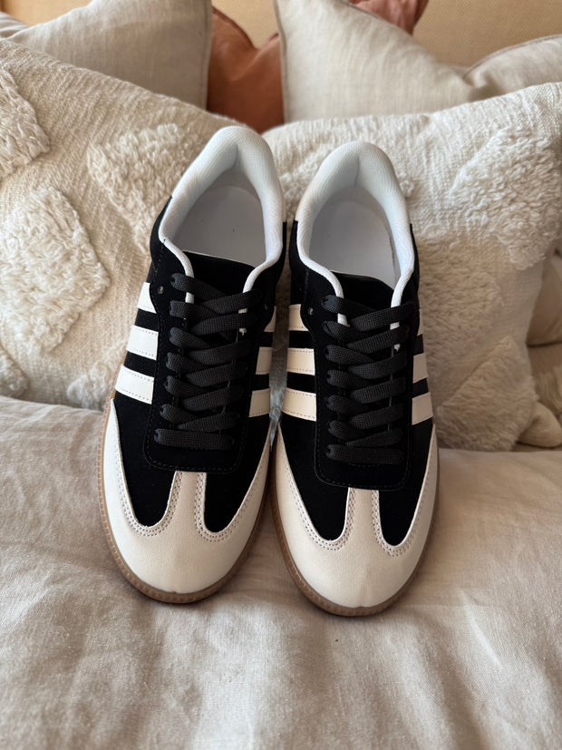 Sporty Black White Point  Sneakers