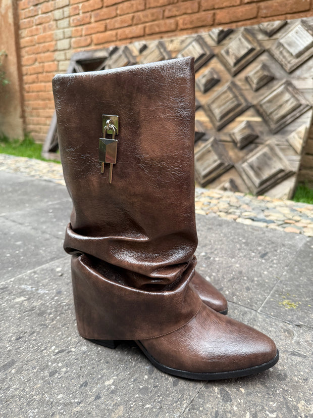 Slouchy Padlock Boots Chocolate Cortas