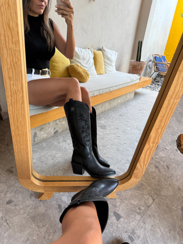 Antigua Boots Bordado flores Negras