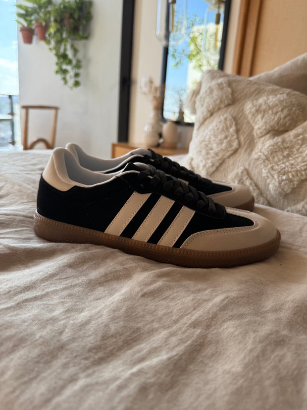 Sporty Black White Point  Sneakers