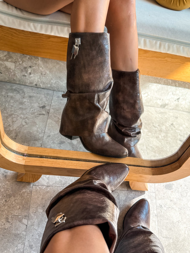 Slouchy Padlock Boots Chocolate Cortas