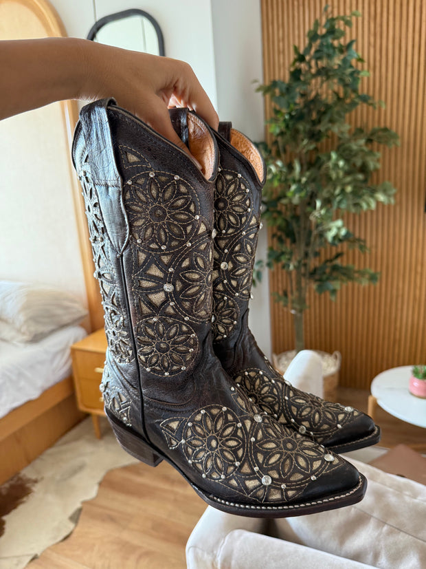 Texas Boots de Piel Chocolate con diseño calado