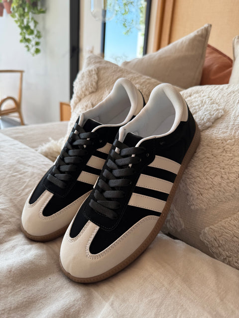 Sporty Black White Point  Sneakers