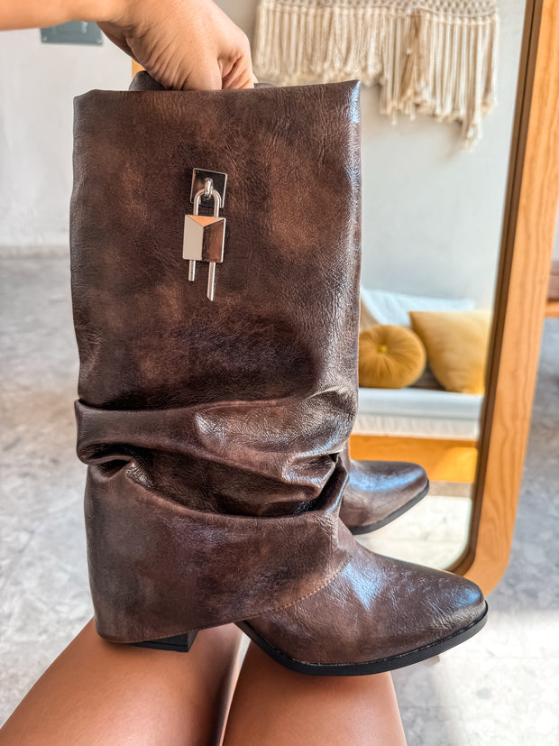 Slouchy Padlock Boots Chocolate Cortas