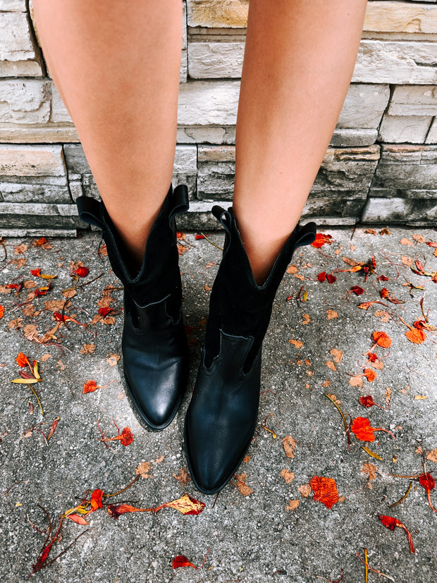 Cowgirl Short Range Black Boots