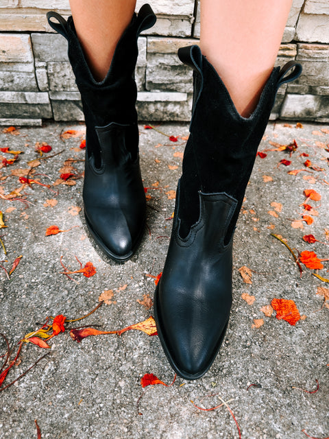 Cowgirl Short Range Black Boots