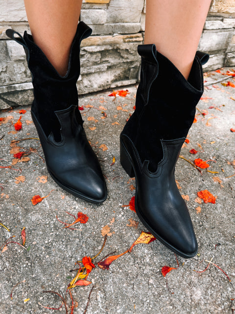Cowgirl Short Range Black Boots