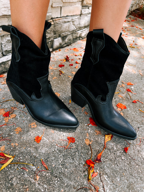 Cowgirl Short Range Black Boots