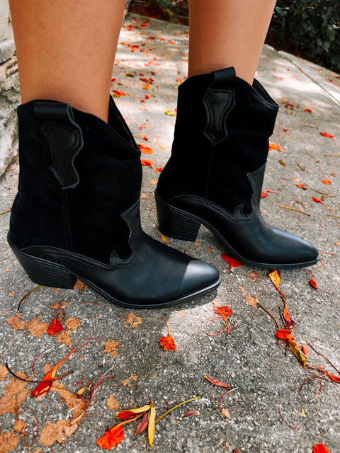 Cowgirl Short Range Black Boots