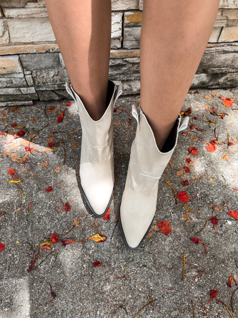 Cowgirl Short Range Ice Boots