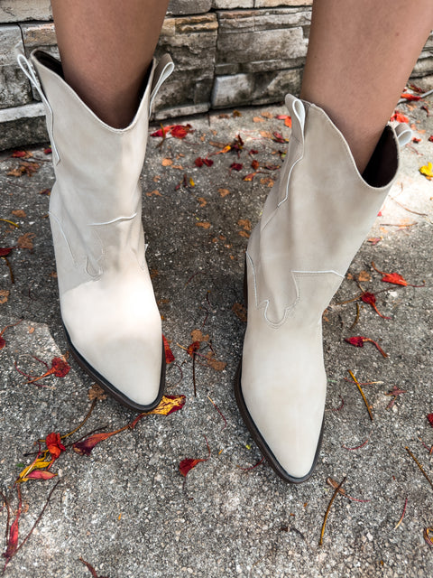 Cowgirl Short Range Ice Boots