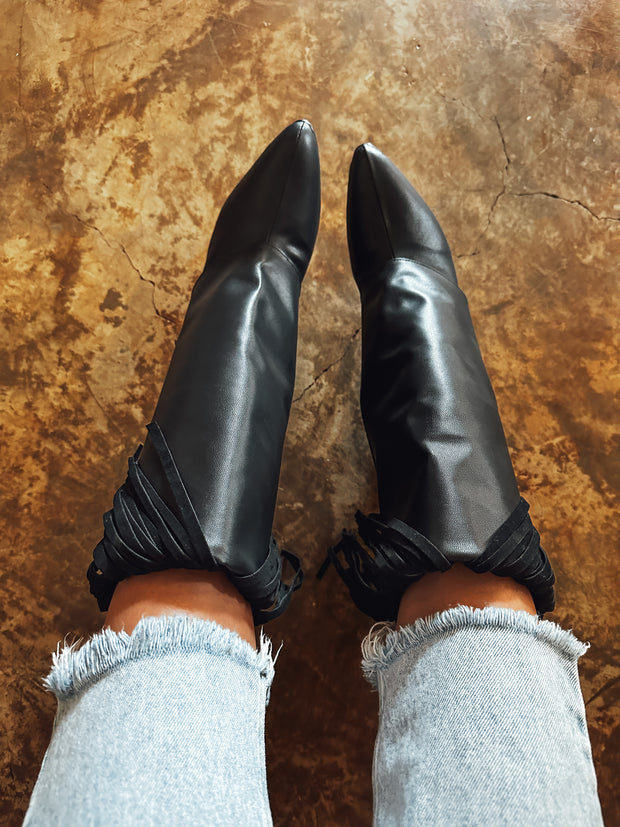 Valle Fringe Black Boots