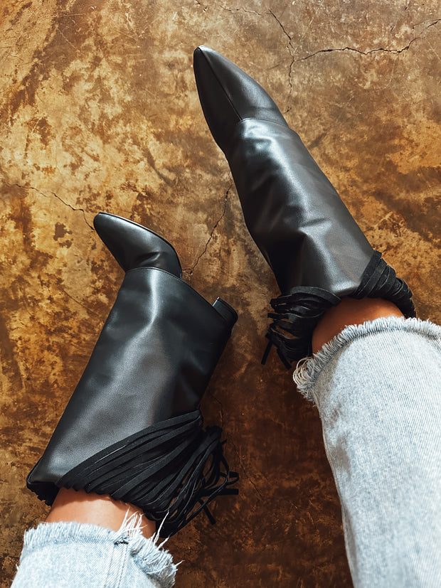 Valle Fringe Black Boots