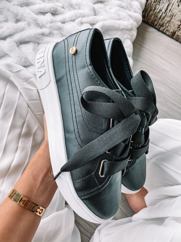 Tenis Brooklyn con agujetas negras